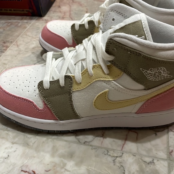 Nike Air Jordan 1 Mid SE GS 6.5 women’s 8 - Picture 7 of 11